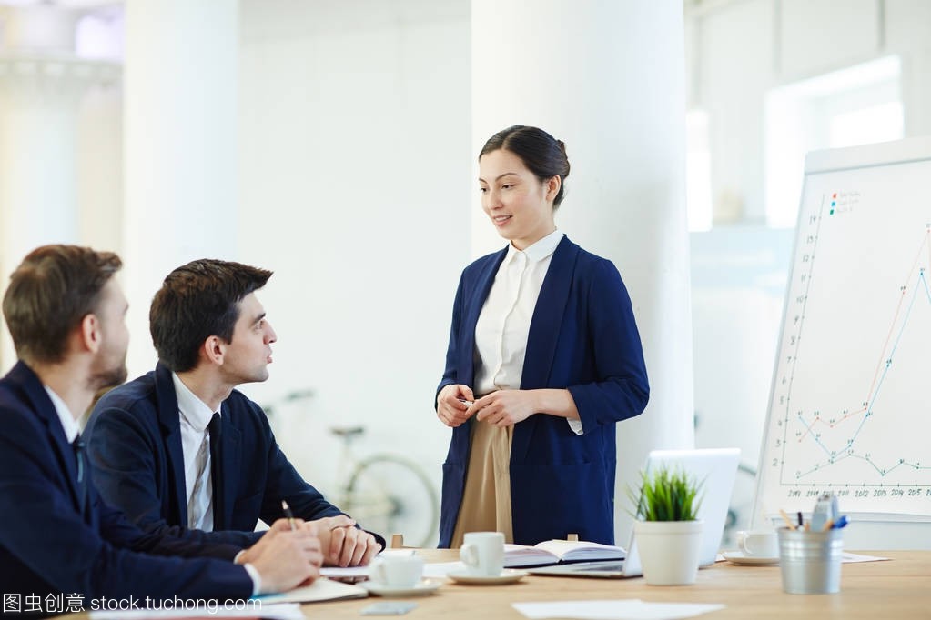 在教學(xué)管理人員中解釋財務(wù)數(shù)據(jù)的女實業(yè)家