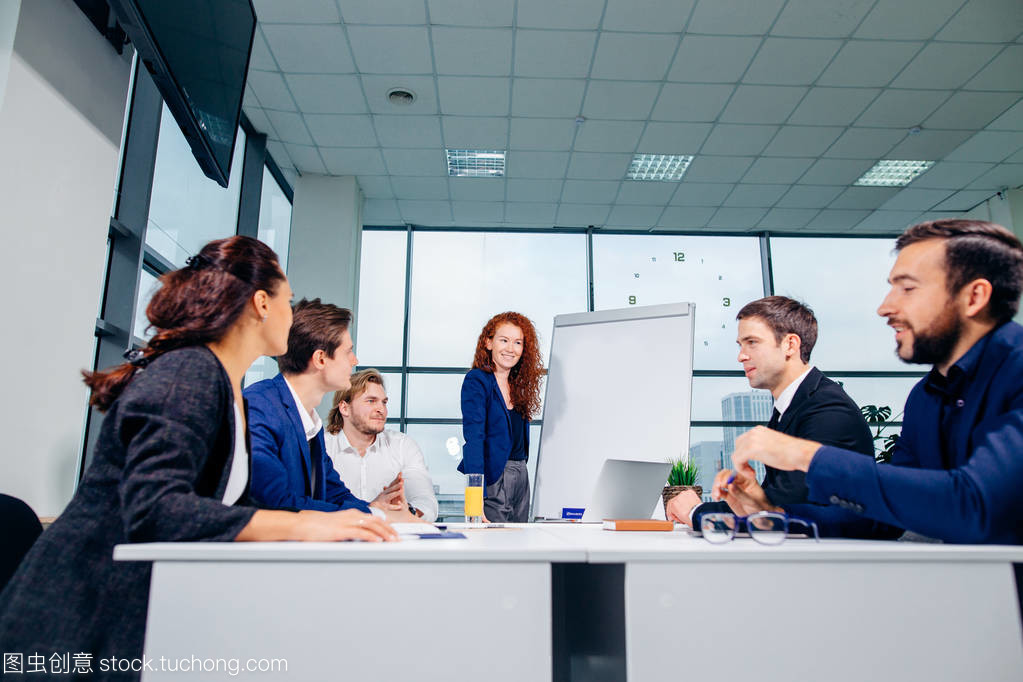 商界婦女向辦公室同事介紹